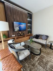 TV a/nebo společenská místnost v ubytování modluxstay - Kaliurang-3 Bed Room + 36 fotografií