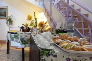 um buffet de pão e produtos de pastelaria numa mesa em B&B Alighieri 21 em San Vito lo Capo