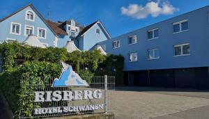 een bord voor een gebouw bij Eisberg Hotel Schwanen in Lahr