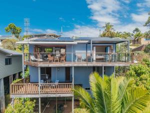 Caddys IslandにあるHillcrest Retreat with River Viewsのデッキ付きの青い家の空中ビュー