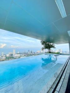 Hồ bơi trong/gần Once芭提雅市中心顶级豪华公寓超美无边泳池