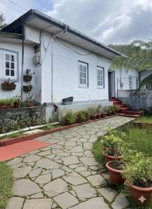 Κήπος έξω από το C'est La Vie