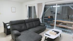 un salon avec un canapé et une table dans l'établissement Villa Coast 南九十九里, à Chosei