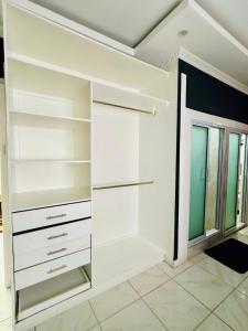 Gambar di galeri bagi 1BR Oceanfront Apartment with Wi-Fi, AC and Power Backup di Georgetown