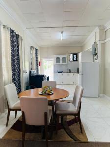 Dapur atau dapur kecil di 1BR Oceanfront Apartment with Wi-Fi, AC and Power Backup