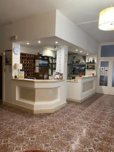 Una gran sala con una vinoteca con mostrador. en New Hotel Attico, en Chianciano Terme
