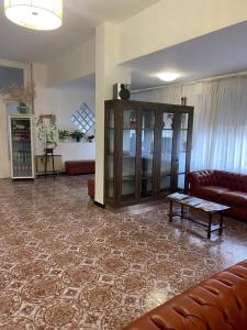 una sala de estar con un sofá y una mesa en New Hotel Attico, en Chianciano Terme