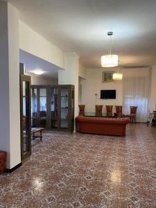 sala de estar amplia con sofá y TV en New Hotel Attico, en Chianciano Terme