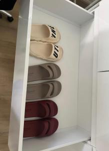 a row of shoes in a white closet at Mains Rd 后院的独立田园小屋9 in Brisbane +20 photos
