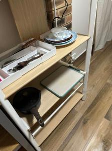 a table with a sink and a plate on it at Mains Rd 后院的独立田园小屋9 in Brisbane