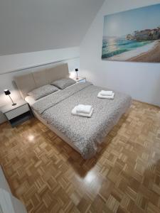 une chambre avec un lit avec deux serviettes dessus dans l'établissement Apartment by MICHELLE, à Čatež ob Savi 18 autres photos