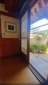 Balkón nebo terasa v ubytování 전주한옥마을 독채 교동스테이 + 9 fotografií