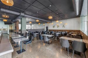 a dining room with tables and chairs at Hotel Quartier, an Ascend Collection Hotel in Quebec City