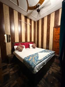 Postel nebo postele na pokoji v ubytování Trishul Residency