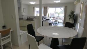 un salon avec une table et des chaises blanches dans l'établissement Villa Coast 南九十九里, à Chosei