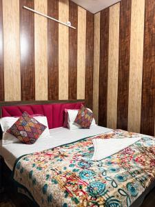 Postel nebo postele na pokoji v ubytování Trishul Residency