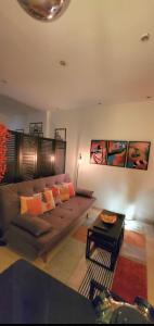 een woonkamer met een bank en een tafel bij StudioRD Copacabana 250m da praia esquina com a Rua do Copacabana Palace Rodolfo Dantas in Rio de Janeiro