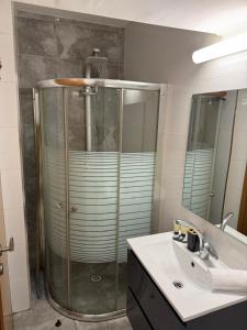 a bathroom with a shower and a sink at מגדל חי 1 in Eilat