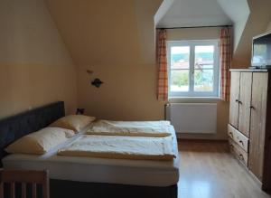 a bedroom with a bed and a window in it at Pension Himmelreich in Ternitz