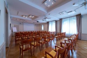 an empty room with chairs and a white screen at Pavillon Bon Rivage in La Tour-de-Peilz
