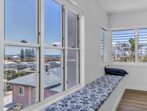 asiento junto a la ventana con vistas a la ciudad en High Tide 4BR 3 level house Ocean views & Pool, en Kingscliff 44 fotos más