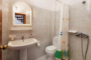 アリケスにあるArchontiko Maisonettesのバスルーム(洗面台、トイレ、シャワー付)