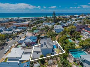 una vista aérea de una ciudad con casas y el océano en High Tide 4BR 3 level house Ocean views & Pool, en Kingscliff
