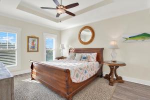 une chambre avec un lit et un ventilateur de plafond dans l'établissement Blue Heaven Villa, à Tybee Island 77 autres photos