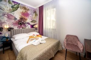 a bedroom with a bed with a table and a chair at Maya's Flats & Resorts 30 - 3 pokojowy apartment n in Gdańsk