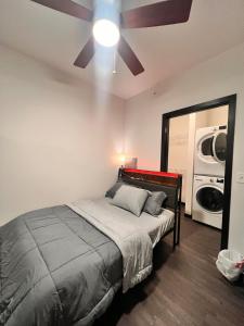 Postel nebo postele na pokoji v ubytování Cozy Room In Madison