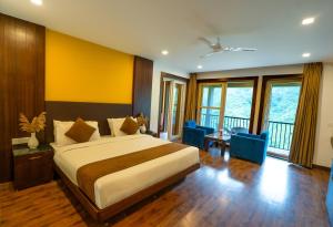 una habitación de hotel con una cama y un balcón en Hotel White Flower, en Jāmb