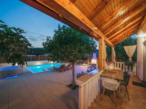 Galeriebild der Unterkunft Stella with pool & heated jacuzzi in Zmijavci + 40 Fotos