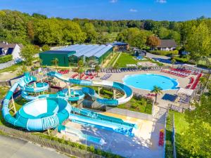 an overhead view of a water park at Camping Le Parc de Paris in Villevaudé