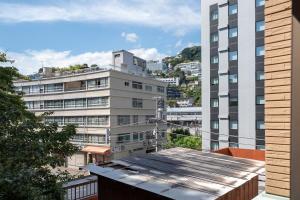 Blick auf eine Stadt mit hohen Gebäuden in der Unterkunft R-house 6th in Atami