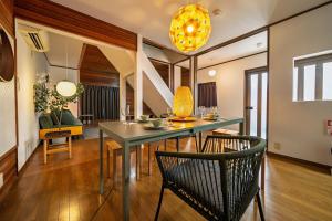 ein Esszimmer mit Tisch und Stühlen in der Unterkunft R-house 6th in Atami