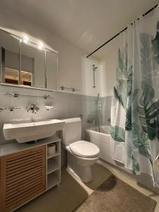 Ένα μπάνιο στο Alpine Hideaway - Cozy Mountainview Studio, Free Parking, Ski, Engelberg, Luzern