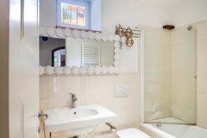 une salle de bain avec lavabo et douche dans l'établissement Villa Luce, à Porto Santo Stefano 32 autres photos