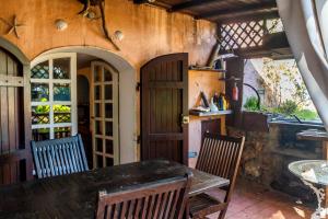 une salle à manger avec une table et deux chaises dans l'établissement Villa Luce, à Porto Santo Stefano