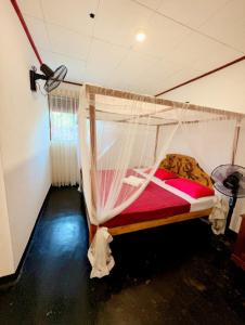 迪克韦勒Baron Nilwella的带床和蚊帐的卧室