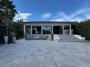 Un balcón o terraza en Sublime Villa with Pool and Jacuzzi