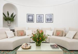 - un salon avec deux canapés blancs et une table dans l'établissement Villa Hibiscus, à Capri 18 autres photos