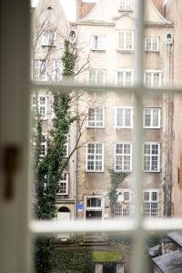 una vista de un edificio desde una ventana en Maya's Flats & Resorts 44 - 3 Rooms Apartment On C, en Gdansk
