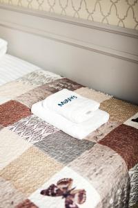 Una cama con una toalla blanca encima. en Maya's Flats & Resorts 44 - 3 Rooms Apartment On C, en Gdansk