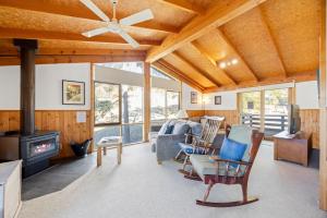 Χώρος καθιστικού στο Alpine Vista with Stunning Mt Buller Views