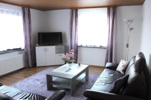 un salon avec un canapé et une table basse dans l'établissement Ferienwohnung Haus Michel, 90 Qm, à Uhldingen-Mühlhofen