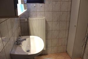 La salle de bains est pourvue d'un lavabo blanc et d'un radiateur. dans l'établissement Ferienwohnung Haus Michel, 90 Qm, à Uhldingen-Mühlhofen 29 autres photos