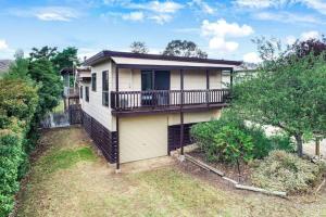 a house with a balcony on the side of it at Lakeview Retreat Bonnie Doon - Sleeps 12 in Bonnie Doon