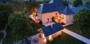 d'une grande maison avec un toit bleu. dans l'établissement Château des Girards, à Lans-en-Vercors