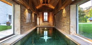 une piscine intérieure avec une étoile au milieu d'un bâtiment dans l'établissement Château des Girards, à Lans-en-Vercors