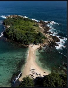 迪克韦勒Baron Nilwella的海洋中一座小岛的鸟瞰图